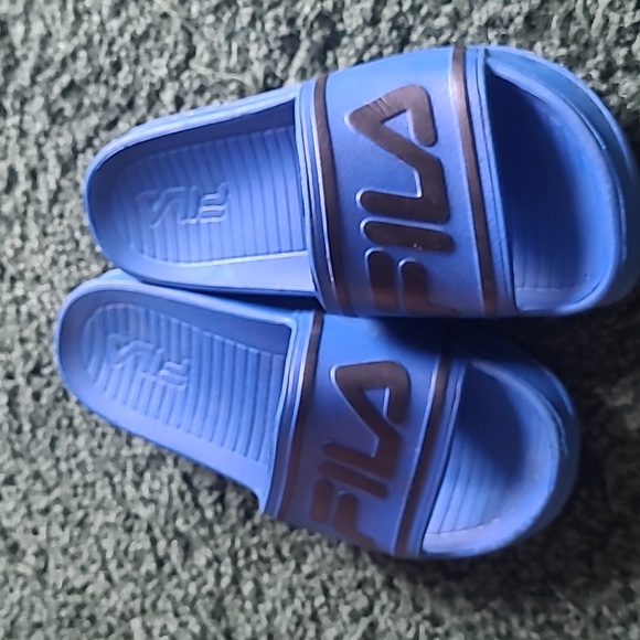Blue size 5 FILA slides - Picture 2 of 3